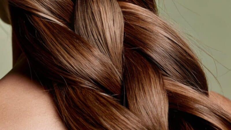 Blask na dłużej: Czy twoje farbowane włosy wołają o specjalną pomoc?