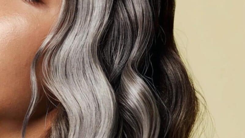 Mycie włosów farbowanych: Jak często to robić, by kolor lśnił, a pasma były zdrowe?