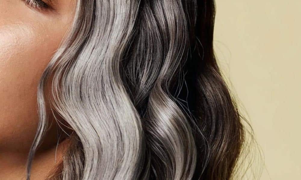 Mycie włosów farbowanych: Jak często to robić, by kolor lśnił, a pasma były zdrowe?